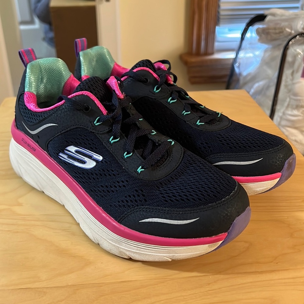 Skechers - Relaxed Fit - D’Lux Walker - Infinite Motion - Size 10 - EUC
